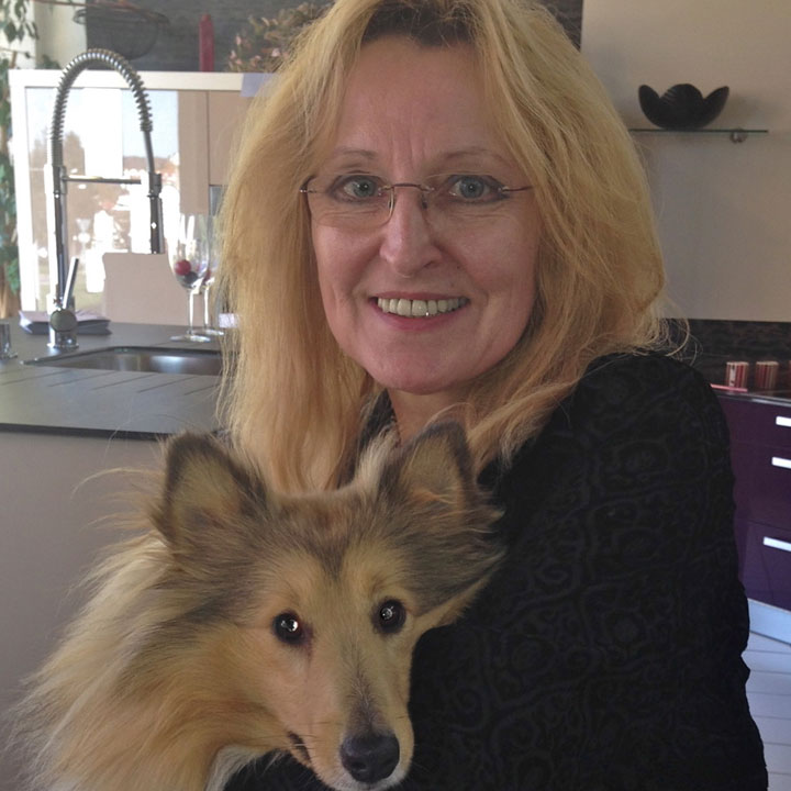 Anita Knayer mit Bürohund